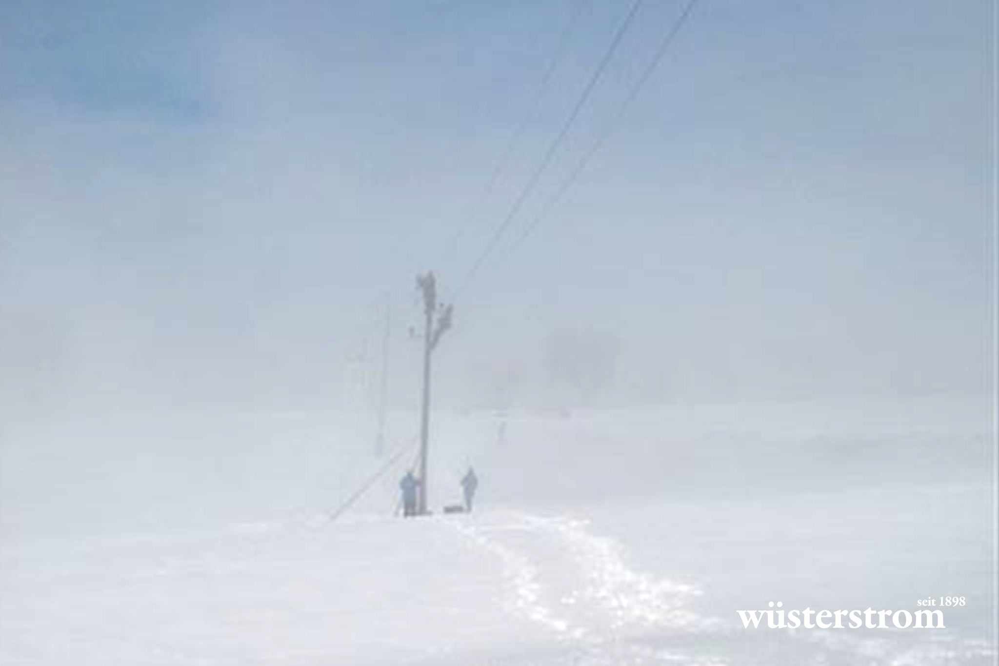 Leitungsbau - Strommast bei Nebel im Winter